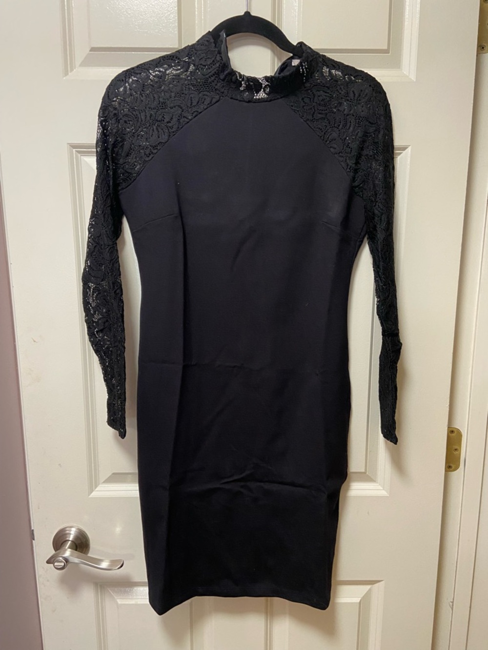 belle sky Black Lace-Yoke Long Sleeve Bodycon Dress